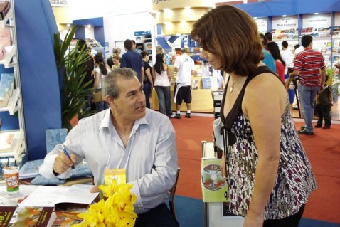 Nesses eventos, o Prof. René Rocha autografa o livro e conversa com os visitantes.